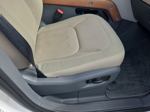 Used 2020 Land Rover Defender 110 SE image 12