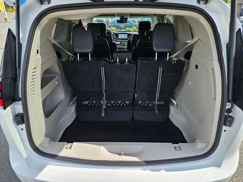 Used 2024 Chrysler Pacifica Touring-L FWD image 11