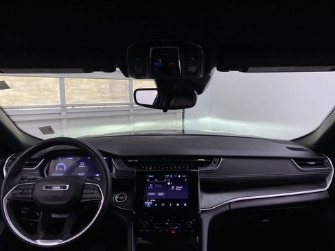 Used 2023 Jeep Grand Cherokee L Laredo image 12