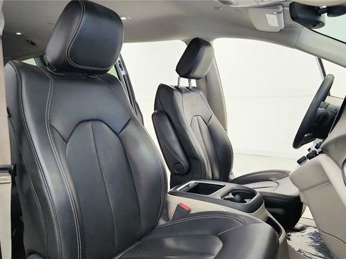 Used 2023 Chrysler Pacifica Touring-L FWD image 38