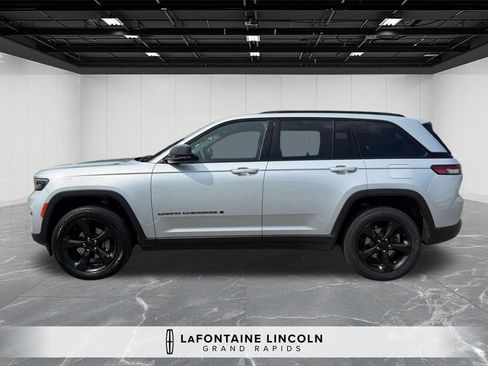 Used 2023 Jeep Grand Cherokee Altitude AWD/4WD image 2