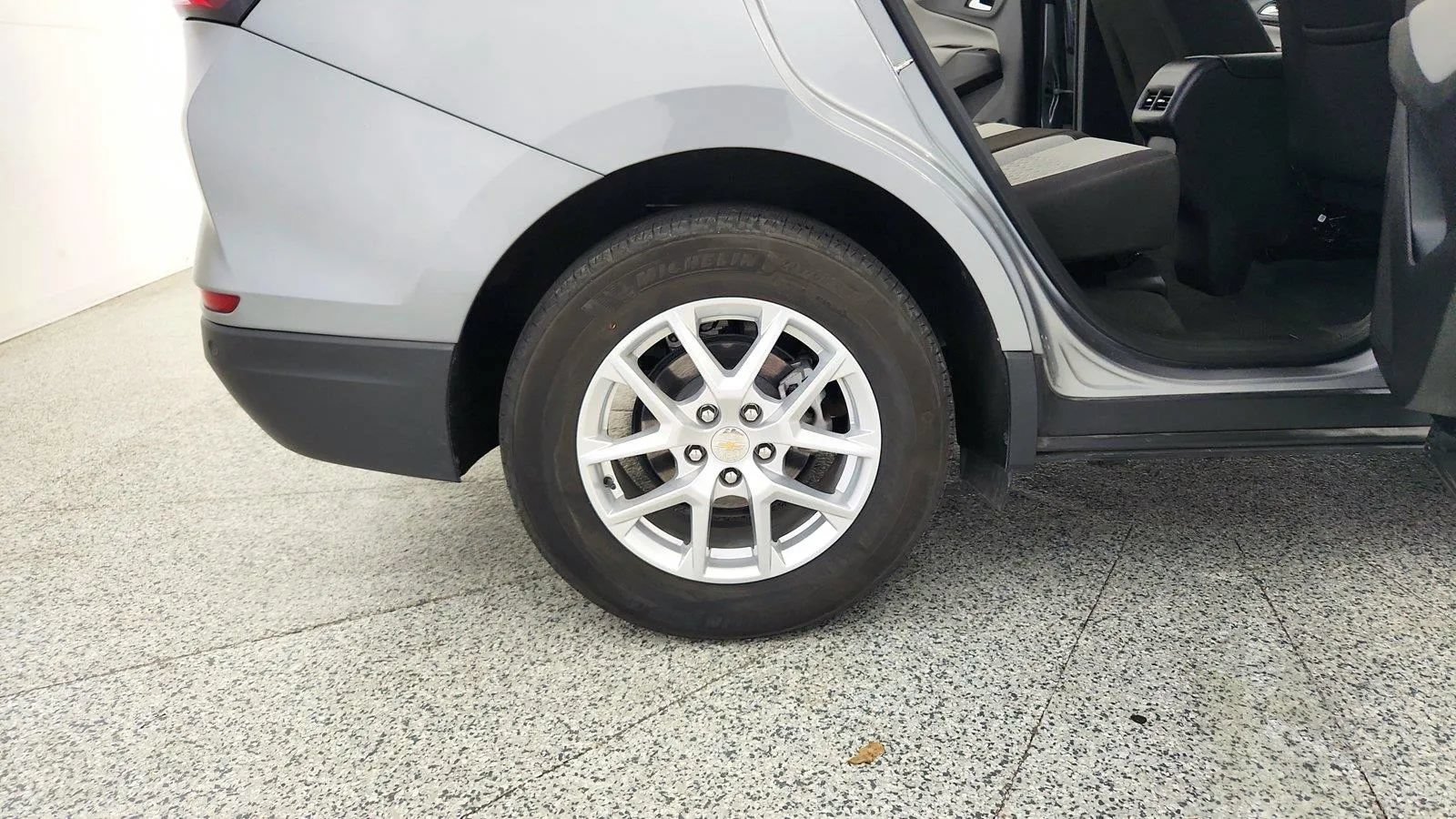 Used 2024 Chevrolet Equinox LS w/ LS Convenience Package FWD image 31