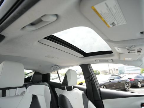 Used 2017 Toyota Prius Four w/ Advanced Technology Package FWD image 28