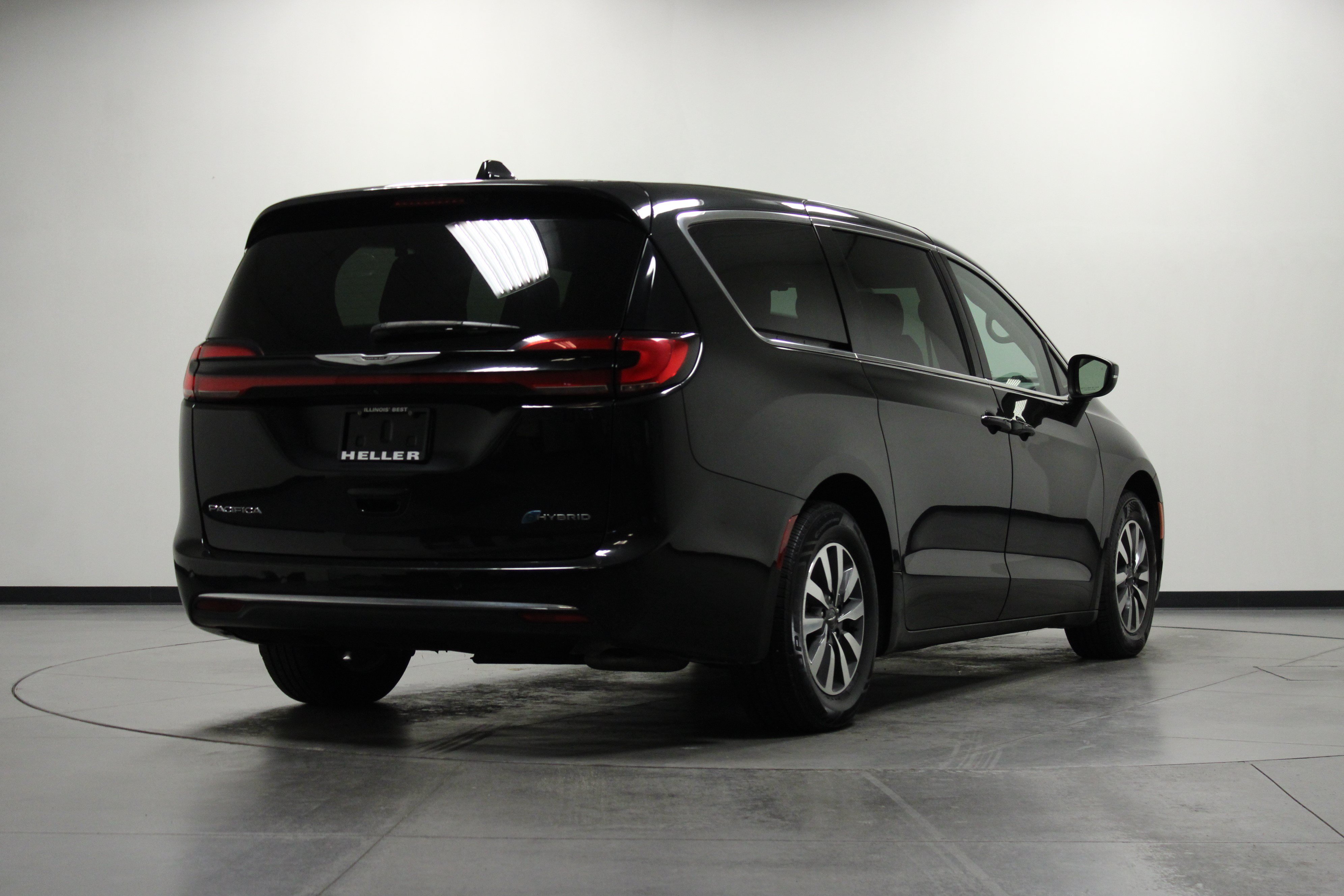 Used 2023 Chrysler Pacifica Touring-L FWD image 4