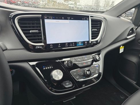 New 2026 Chrysler Voyager LX FWD image 32