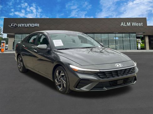 Certified 2025 Hyundai Elantra SEL image 3