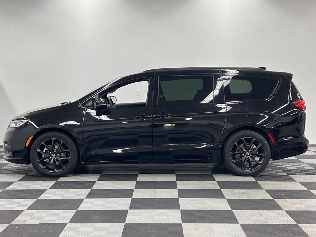 Used 2025 Chrysler Pacifica Limited FWD image 4