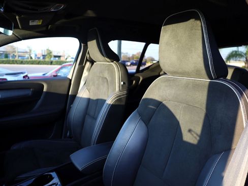 Used 2022 Volvo XC40 T4 R-Design w/ Advanced Package image 8