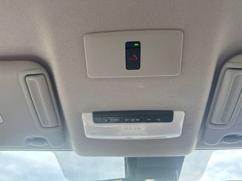 Used 2024 Nissan Versa SR FWD image 21