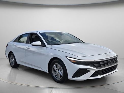 Used 2024 Hyundai Elantra SE FWD image 9