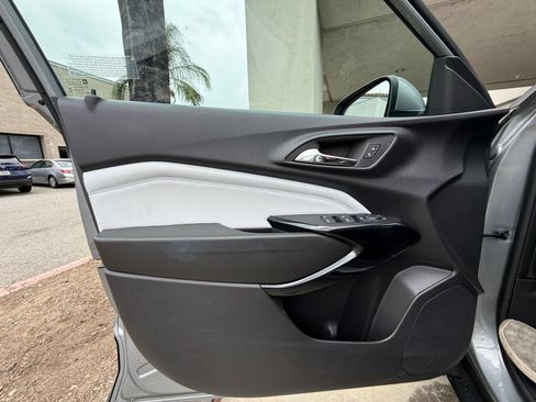 Used 2025 Chevrolet Trax LT FWD image 18