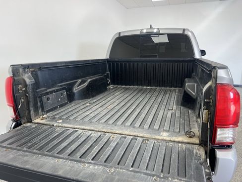 Used 2017 Toyota Tacoma TRD Sport image 7