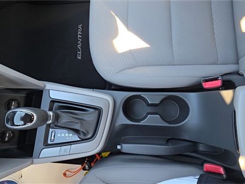 Used 2019 Hyundai Elantra SE image 29