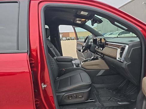 Used 2023 GMC Canyon Denali image 13