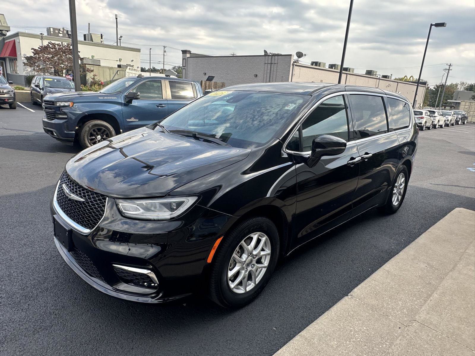 Used 2025 Chrysler Pacifica Select FWD image 7