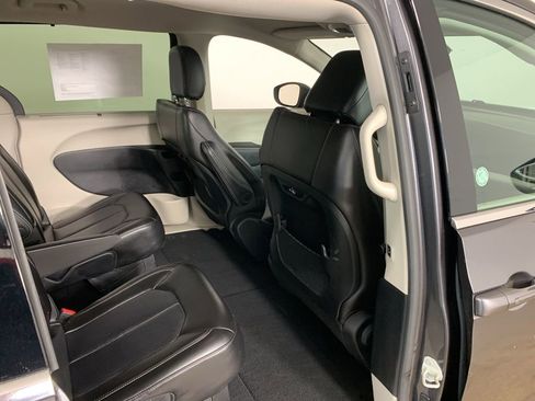 Used 2023 Chrysler Pacifica Touring-L image 36