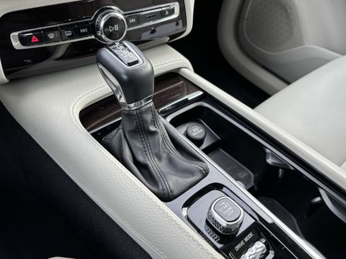 Used 2019 Volvo XC90 T6 Momentum w/ Protection Package Premier image 26