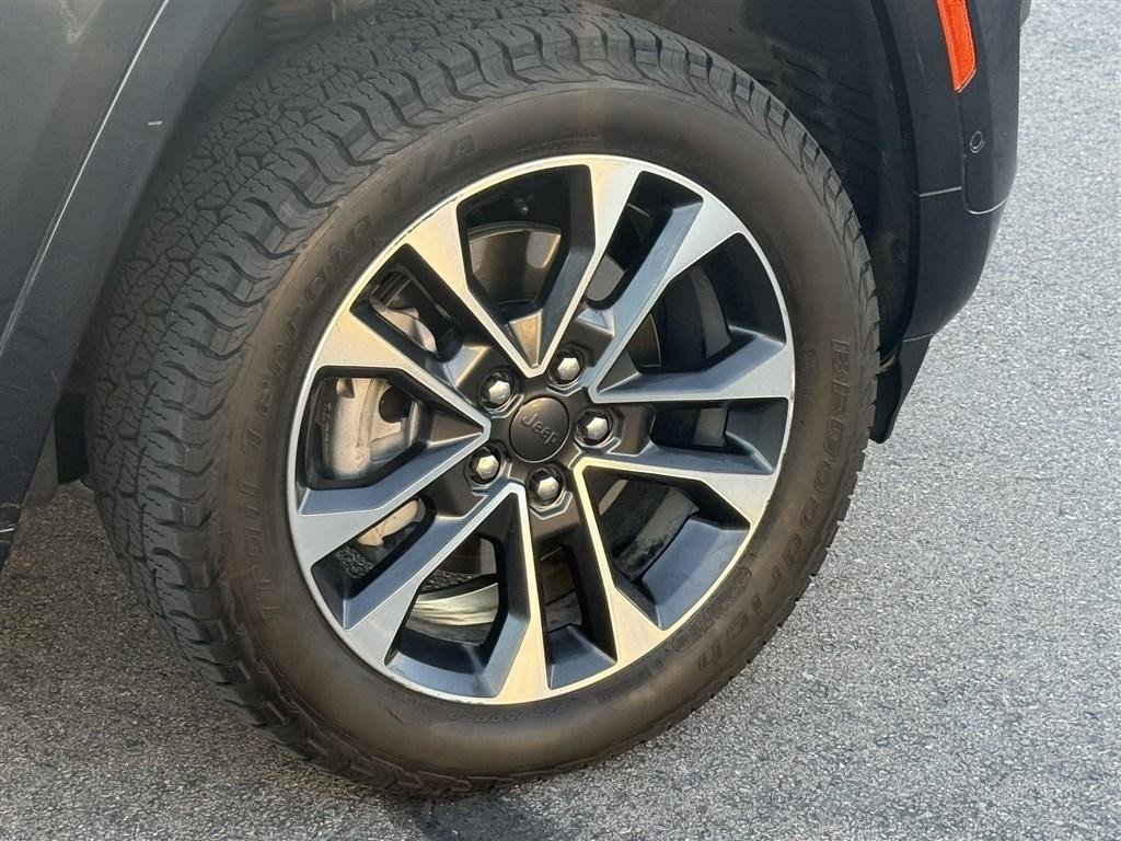 Used 2023 Jeep Grand Cherokee Overland AWD/4WD image 9