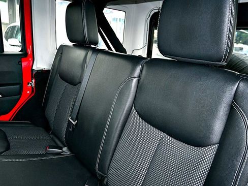 Used 2015 Jeep Wrangler Unlimited Sahara image 12