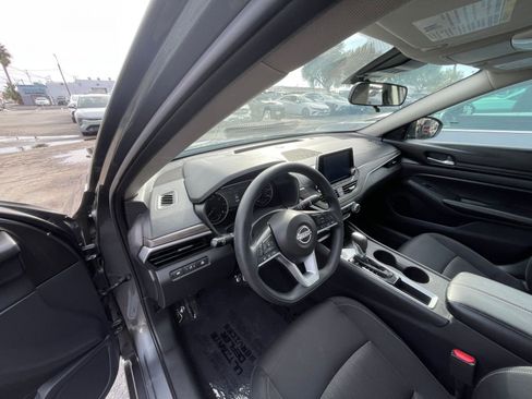 Used 2025 Nissan Altima 2.5 SV image 35