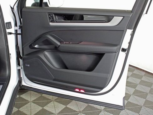 Used 2025 Porsche Cayenne image 34