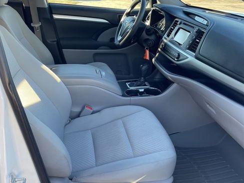 Used 2019 Toyota Highlander LE image 12