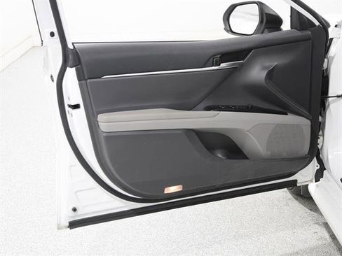 Used 2019 Toyota Camry LE image 4
