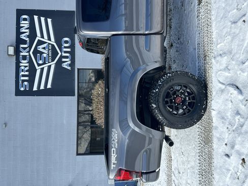 Used 2018 Toyota Tacoma TRD Sport w/ Technology Package image 6