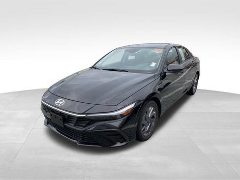 Used 2024 Hyundai Elantra SEL FWD image 4
