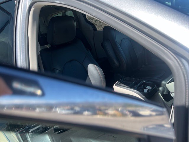 Used 2020 Chrysler Pacifica Touring-L FWD image 30