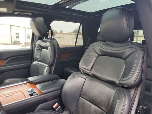 Used 2019 Lincoln Navigator Select w/ Technology Package image 16