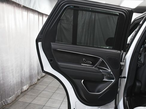 Used 2025 Land Rover Range Rover SE image 11