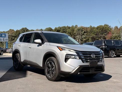 Used 2024 Nissan Rogue SV image 4