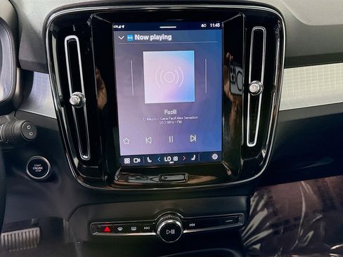 Used 2025 Volvo XC40 B5 Core image 18