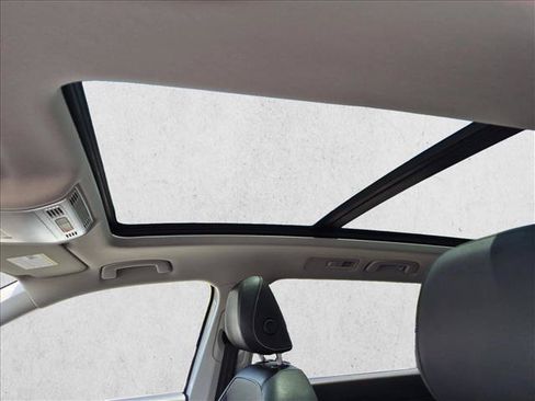 Used 2023 Volkswagen Tiguan SE w/ Panoramic Sunroof Package FWD image 15