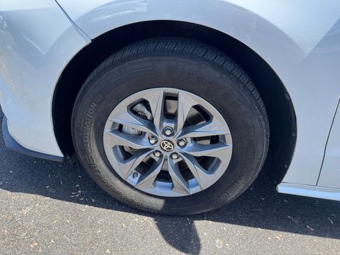 Used 2022 Toyota Sienna XLE FWD image 26