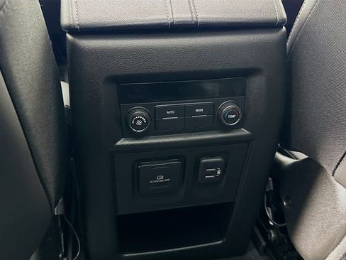 Used 2023 Chevrolet Traverse LT w/ LT Premium Package image 27