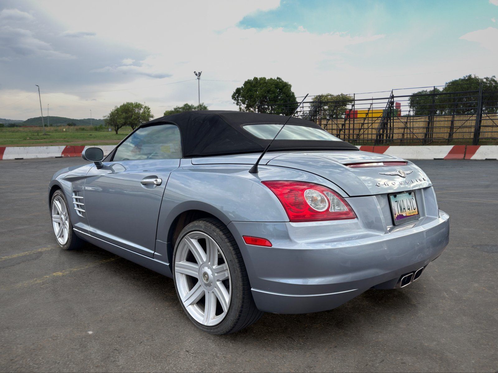 Used 2005 Chrysler Crossfire Limited RWD image 4