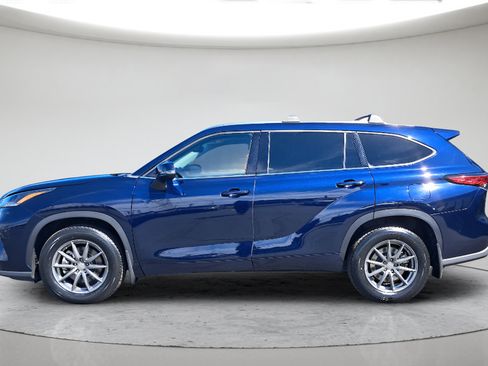 Used 2021 Toyota Highlander XLE AWD/4WD image 2