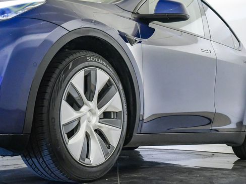 Used 2022 Tesla Model Y Long Range image 10