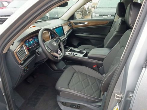 Used 2025 Volkswagen Atlas SE FWD image 4