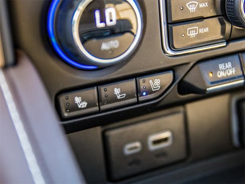 Used 2024 Chevrolet Suburban High Country image 38