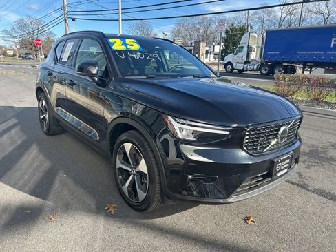Certified 2025 Volvo XC40 B5 Plus image 6