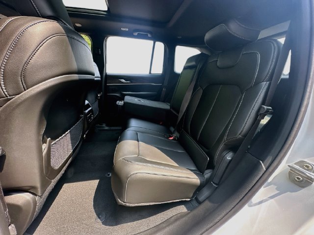 New 2026 Jeep Grand Cherokee Limited w/ Limited Altitude Package AWD/4WD image 23