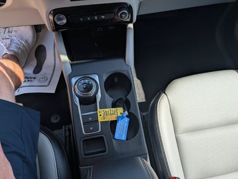 Used 2025 Ford Escape Platinum AWD/4WD image 28