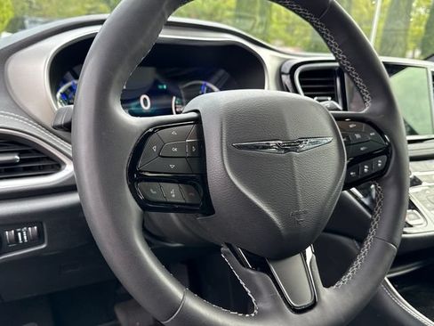 Used 2024 Chrysler Pacifica Premium FWD image 12