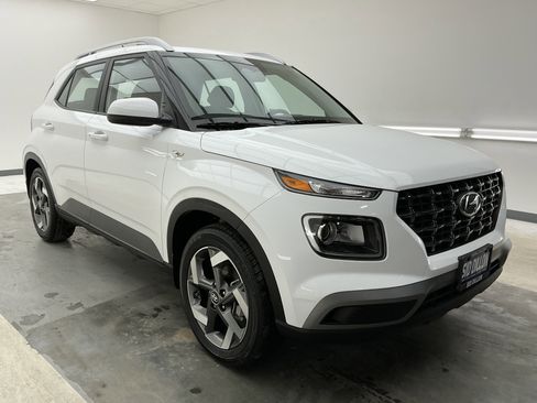 Used 2025 Hyundai Venue SEL image 3