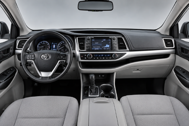 Used 2019 Toyota Highlander LE AWD/4WD image 9