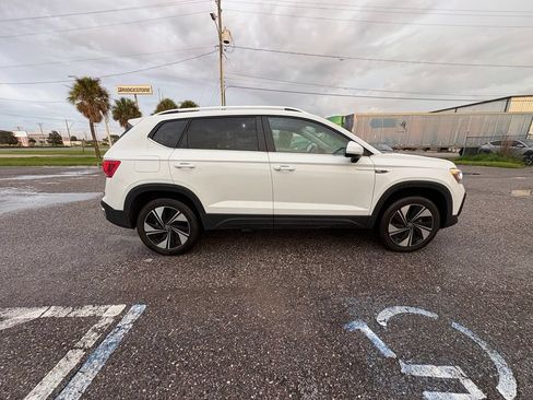 Used 2024 Volkswagen Taos SE AWD/4WD image 2