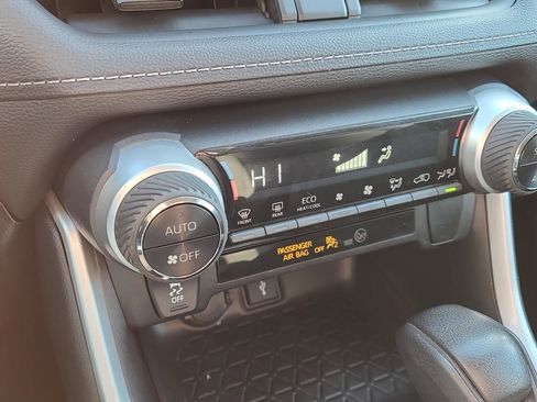 Used 2021 Toyota RAV4 LE image 20